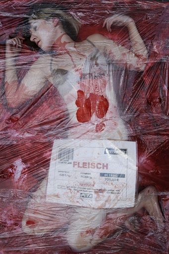 動物愛護団体PETA、「食用肉」に扮して抗議活動