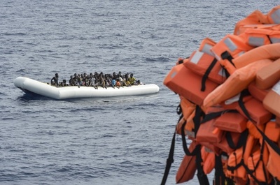 地中海で8人死亡、イタリアに到着した移民は過去最高レベルに