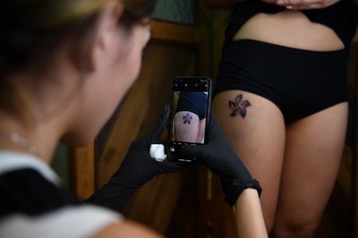 「自由と抵抗の夏」を永遠に、デモで香港を象徴するタトゥーが人気 