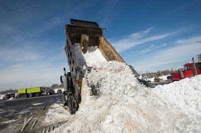 歴史的暴風雪に見舞われた米首都、復旧目指し懸命の除雪作業