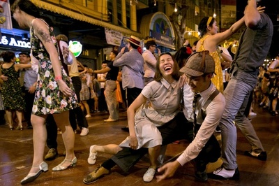 通りに繰り出して踊ろう！ 仏塔の町で300人がスイングダンス タイ