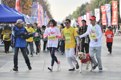 中国全盲ランナー100キロマラソン完走