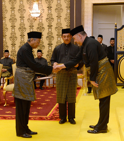 マハティール氏、マレーシア首相に就任 世界最高齢の指導者に