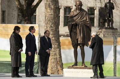 ガンジーの銅像の除幕式、ロンドン