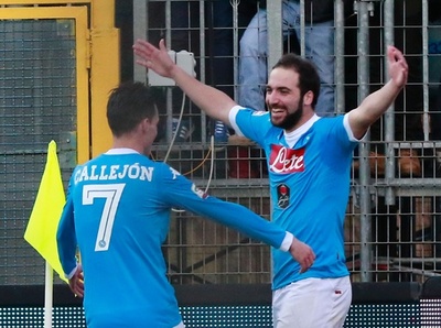 ナポリが大勝で首位浮上、マラドーナ氏が歓喜