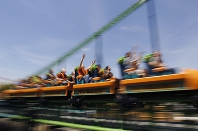 少年がコースターで頭部切断され死亡、米テーマパーク