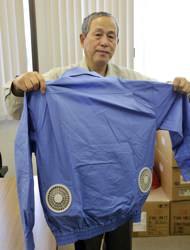 電動ファン付きの空調服、猛暑と節電で売れ行き好調