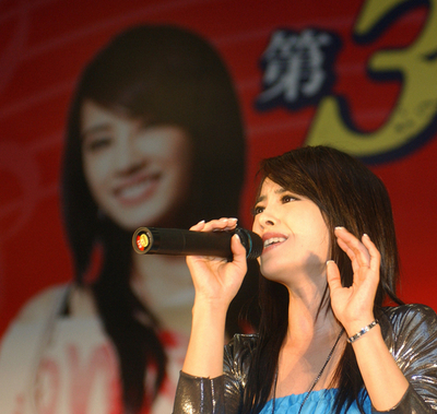 歌唱コンテストの記者会見で歌手の蔡依林がパフォーマンスを披露