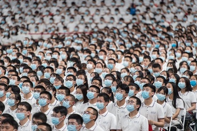 中国・武漢大学で入学式、新入生らマスク着用で