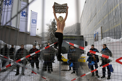 FEMENがダボス会議にトップレスで抗議