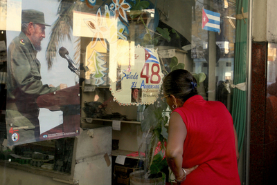 カストロ議長の容体、医師が重症報道否定 - キューバ