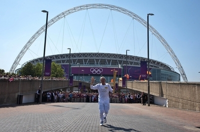 五輪聖火リレー、ウェンブリー・スタジアムを通過