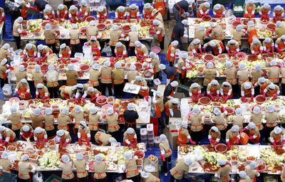 ソウル市庁前で主婦2000人がキムチ作り、韓国