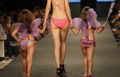 レバノンで水着・下着のファッションショー開催