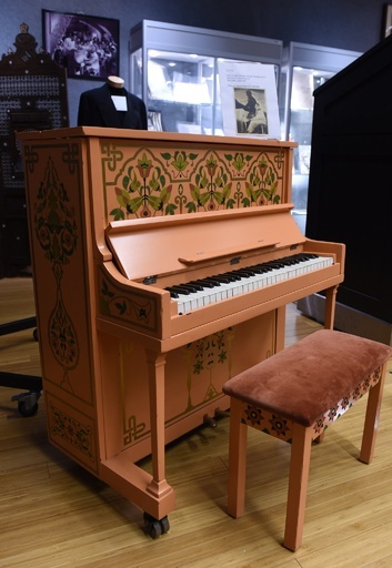 映画『カサブランカ』のピアノ、4億円で落札 米競売