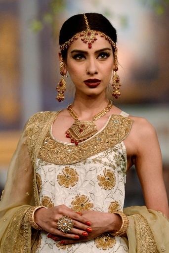 ＜パンテーン・ブライダル・クチュール・ウィーク 2013＞Bina Sultanら