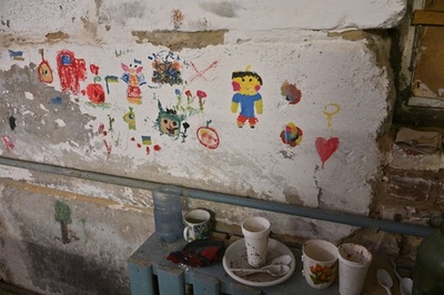 【今日の1枚】監禁に使用の地下室、壁に残る色鮮やかな絵 ウクライナ
