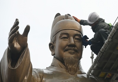 ソウルで春の清掃イベント、李氏朝鮮の偉人像もさっぱり