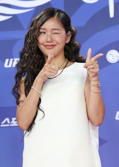 「耳を立てると若く見える」…注目集める韓流アイドル「耳テープ」美容法