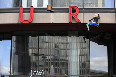 壁をよじ登る人？ストックホルムのインスタレーション