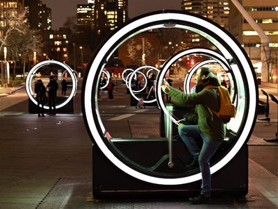 コロナ疲れに「光療法」 加モントリオールにアート登場