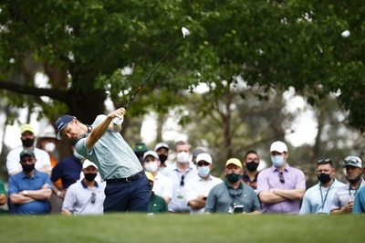 ローズが1打差で首位維持、前半の悪夢振り払う マスターズ