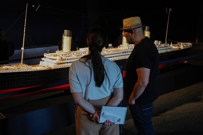 タイタニック号展開幕、見学ツアーで死亡の探検家も協力 仏パリ