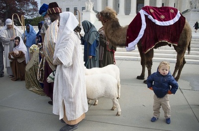 米首都をラクダが練り歩く、イエス降誕のパレード