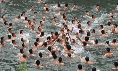 鳳凰古城で鴨争奪戦、湖南