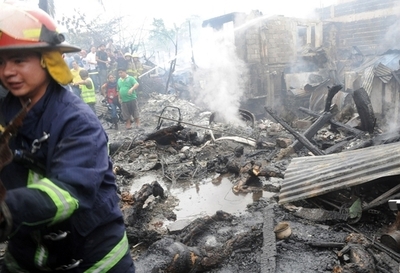 マニラのスラムに貨物輸送機墜落、火災で12人死亡