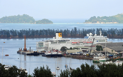 航行中に火災のコスタ・アレグラ号、セーシェルの港に到着