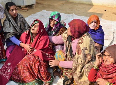 遊ぶ子どものそばで警察が一斉射撃…8歳児死亡 印北部