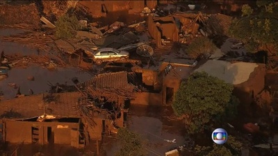 ブラジル鉱山でダム決壊、有毒泥流が村を直撃 17人死亡