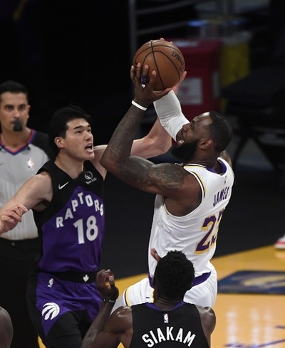 レブロン、足首の痛みで途中退場 レイカーズはラプターズに敗れる