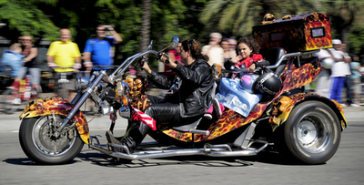 ハーレーがバルセロナ市街を疾走、愛好家数千人集まる