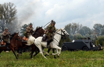 旧ドイツ軍によるポーランド侵攻を再現、第2次世界大戦きっかけ
