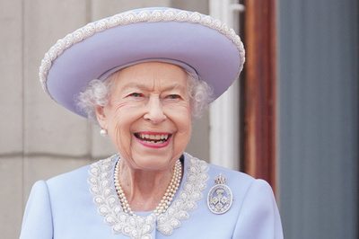 英女王、「くまのパディントン」と共演