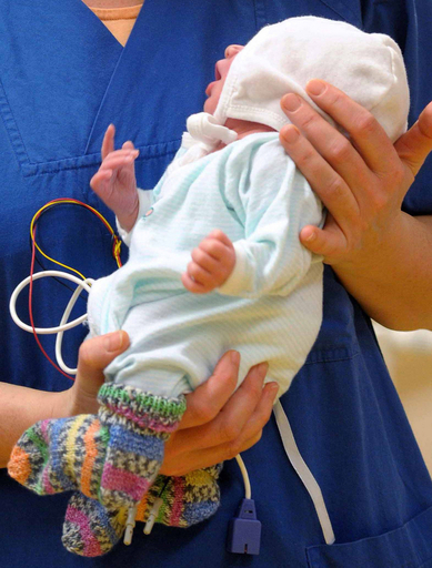 スーツケースの中から生後1日の赤ちゃん発見、ドイツ