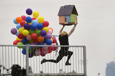 優勝よりもウケ狙い？ 豪で人力飛行コンテスト