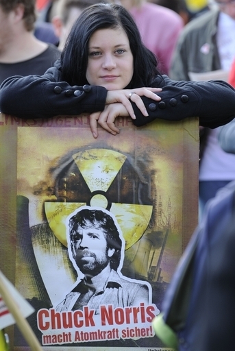 ベルリンで大規模デモ、政府の原発方針転換に抗議