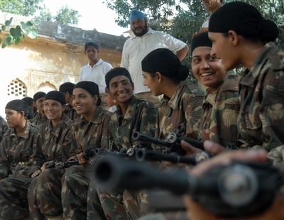 インドの女性特殊部隊、特別訓練終え卒業式