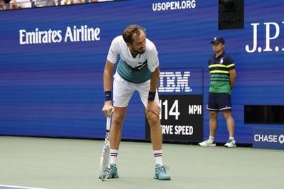 メドベージェフ、酷暑乗り越え全米OP4強 同胞ルブレフ下す