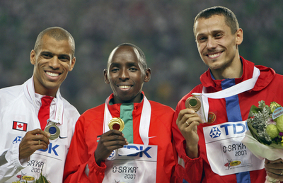 男子800メートルのメダル授与式が行われる