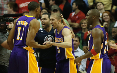 レイカーズ、終了間際の得点でハワード加入のロケッツ下す