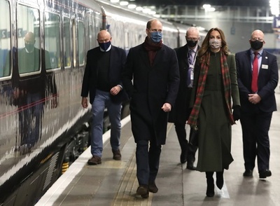 ウィリアム英王子夫妻、3日間の表敬ツアーへ 王室専用列車で