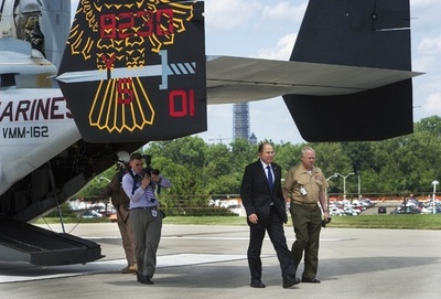 イスラエル国防相、オスプレイに試乗