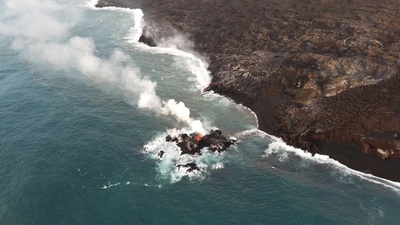 キラウエア火山の溶岩で小島が形成 米ハワイ島