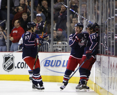 ブルージャケッツ ブルース降し連敗止める