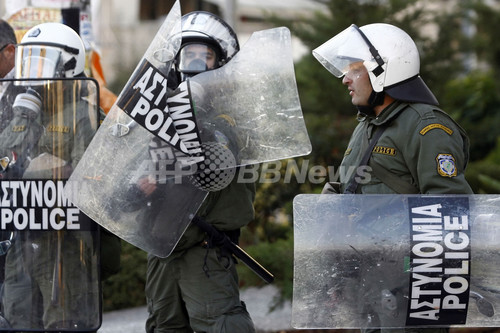 ギリシャ暴動 パトラスでデモ隊が警察署を包囲 写真10枚 ファッション ニュースならmode Press Powered By Afpbb News ギリシャ暴動 パトラスでデモ隊が警察署を包囲 写真10枚 ファッション ニュースならmode Press Powered By Afpbb News