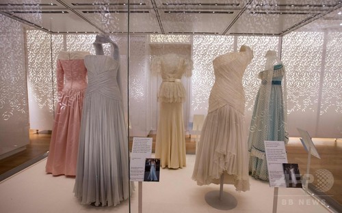 ダイアナ元皇太子妃死去から20年、愛用衣装を展示へ ロンドン